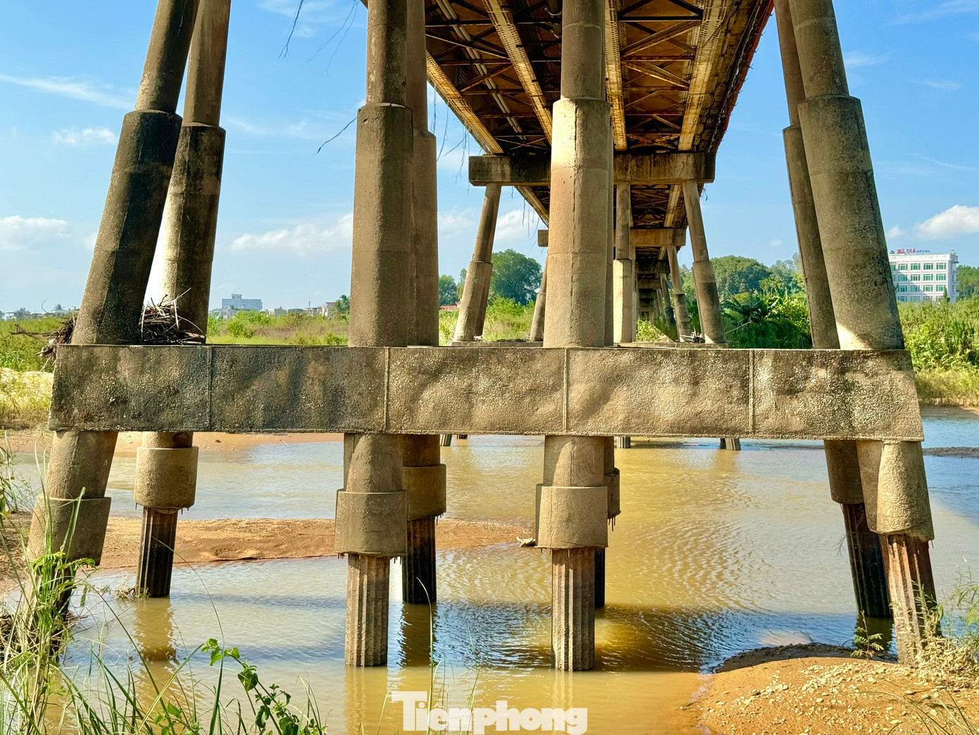 Cũng theo ông Phong, Sở sẽ theo dõi chặt chẽ mức độ an toàn của cầu Trà Khúc 1, đặc biệt lúc mưa lũ đổ về. Nếu có hiện tượng bất thường, Sở sẽ đề xuất không cho phép phương tiện lưu thông qua cầu.