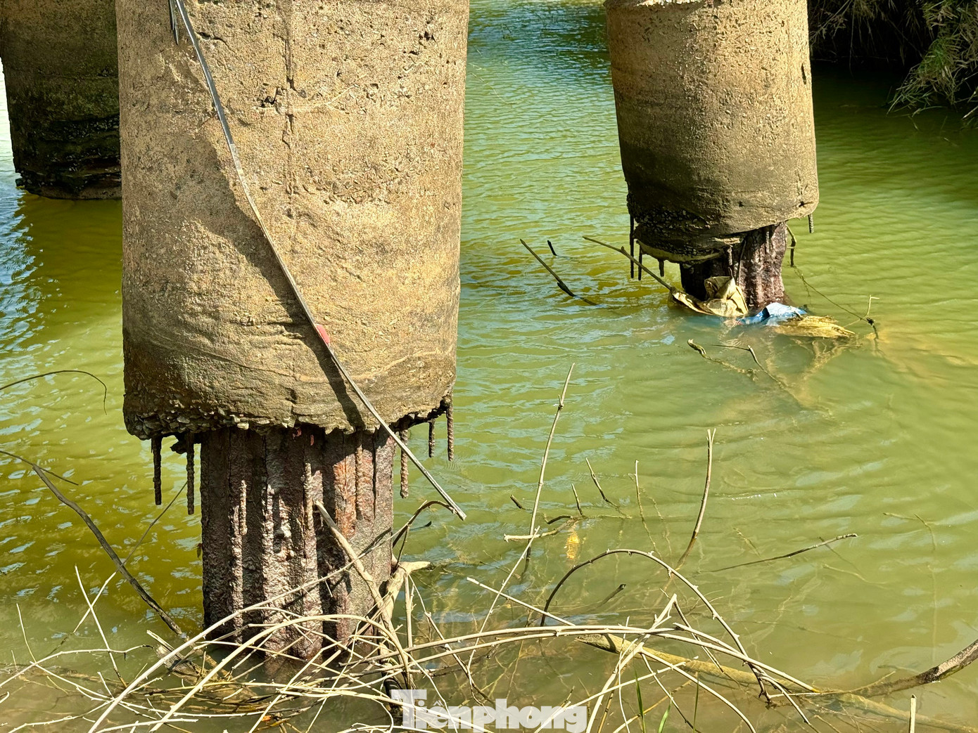 Phần chân cầu Trà Khúc 1 rệu rã. Ảnh Nguyễn Ngọc