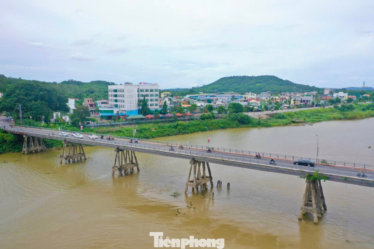 Cầu Trà Khúc 1 (TP. Quảng Ngãi) được xây dựng từ năm 1964 với kết cấu dầm thép liên hợp, dài 643m, gồm 19 nhịp, mỗi nhịp 24m, bề rộng mặt cầu chỉ 7,5m, vỉa hè khoảng 0,5m.