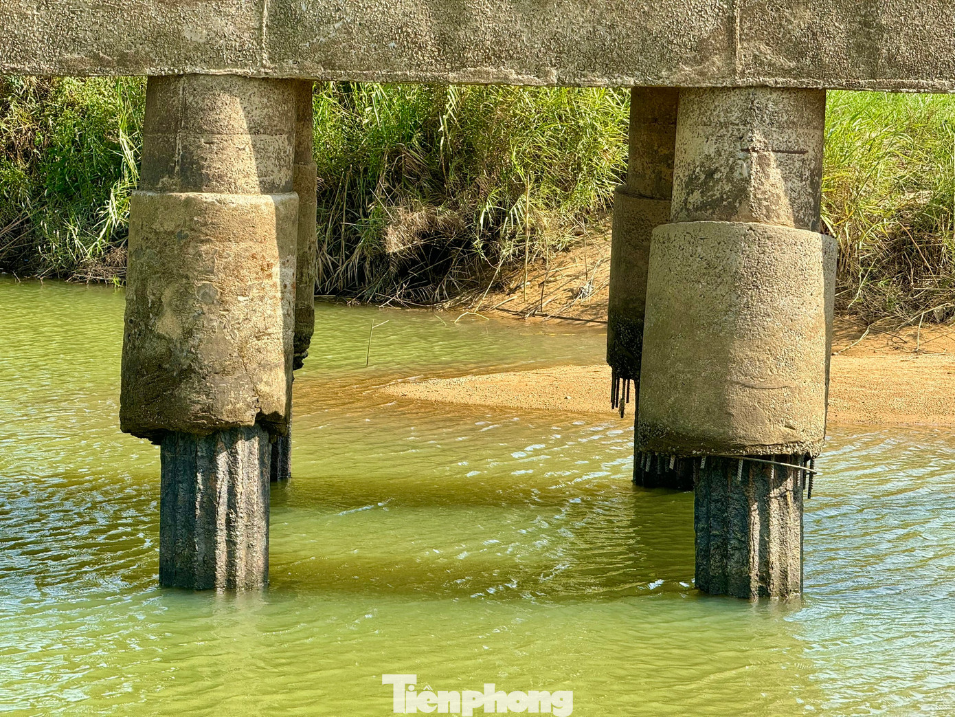 Nhiều người dân cảm thấy lo lắng về mức độ an toàn của cầu, nhất là sau sự cố sập cầu Phong Châu (tỉnh Phú Thọ) gây thiệt hại lớn về người và tài sản vừa qua.