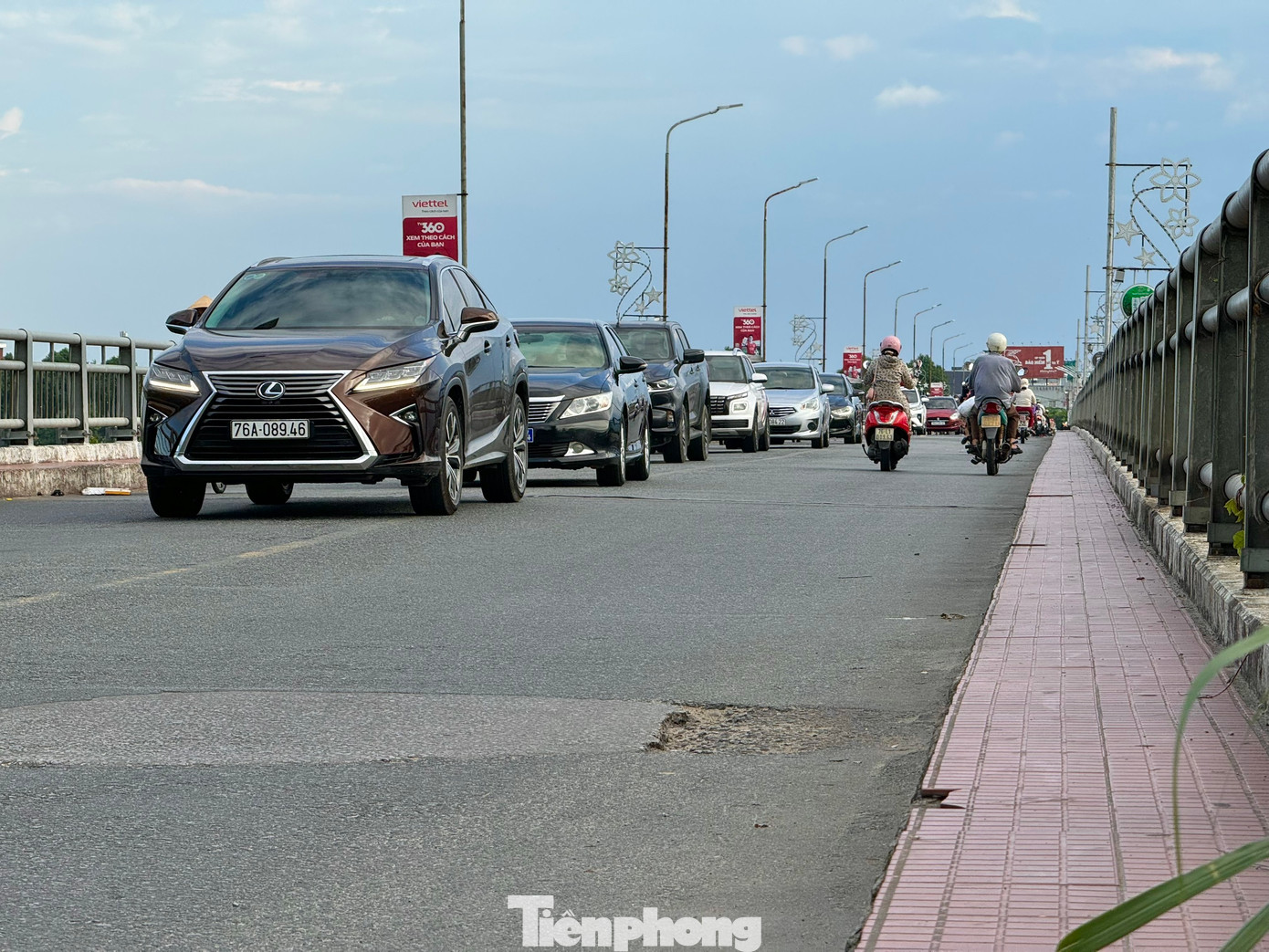 Dù xuống cấp sau hơn nửa thế kỷ sử dụng nhưng mỗi ngày cây cầu này vẫn phải gánh hàng chục nghìn lượt xe qua lại.