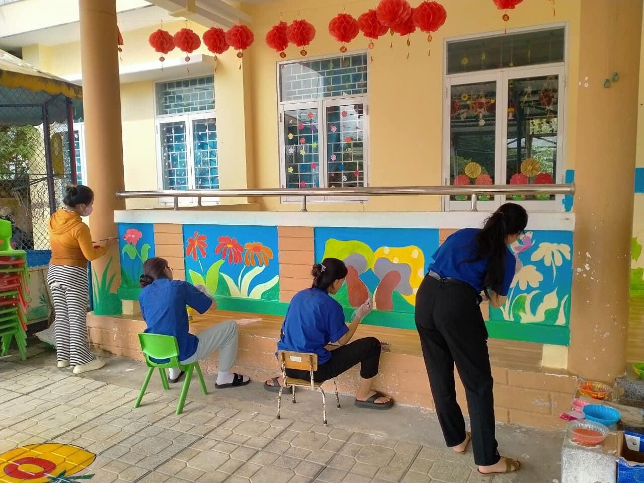 Huyện đoàn Sơn Tịnh ra quân thực hiện công trình “Trường đẹp cho em”.