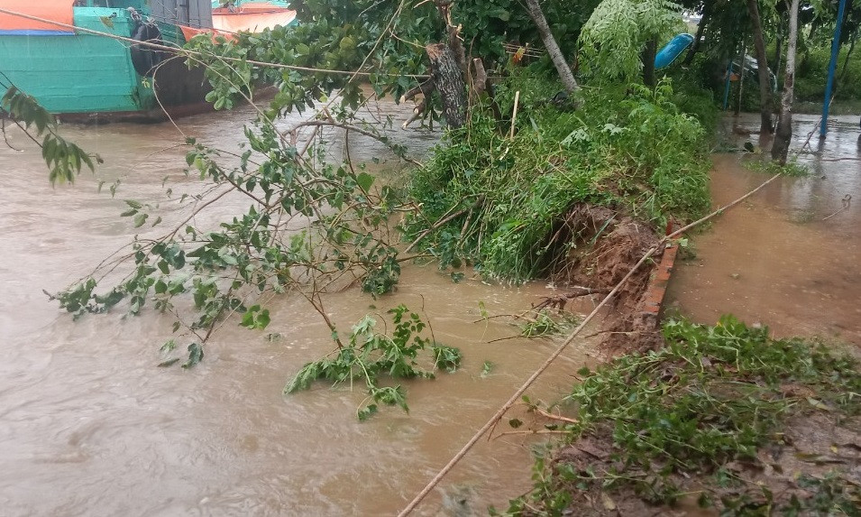 Khu vực bị sạt lở gần khu neo đậu tàu thuyền ngư dân xã Bình Dương, huyện Bình Sơn, tỉnh Quảng Ngãi. Khu vực bị sạt lở gần khu neo đậu tàu thuyền ngư dân xã Bình Dương, huyện Bình Sơn, tỉnh Quảng Ngãi.