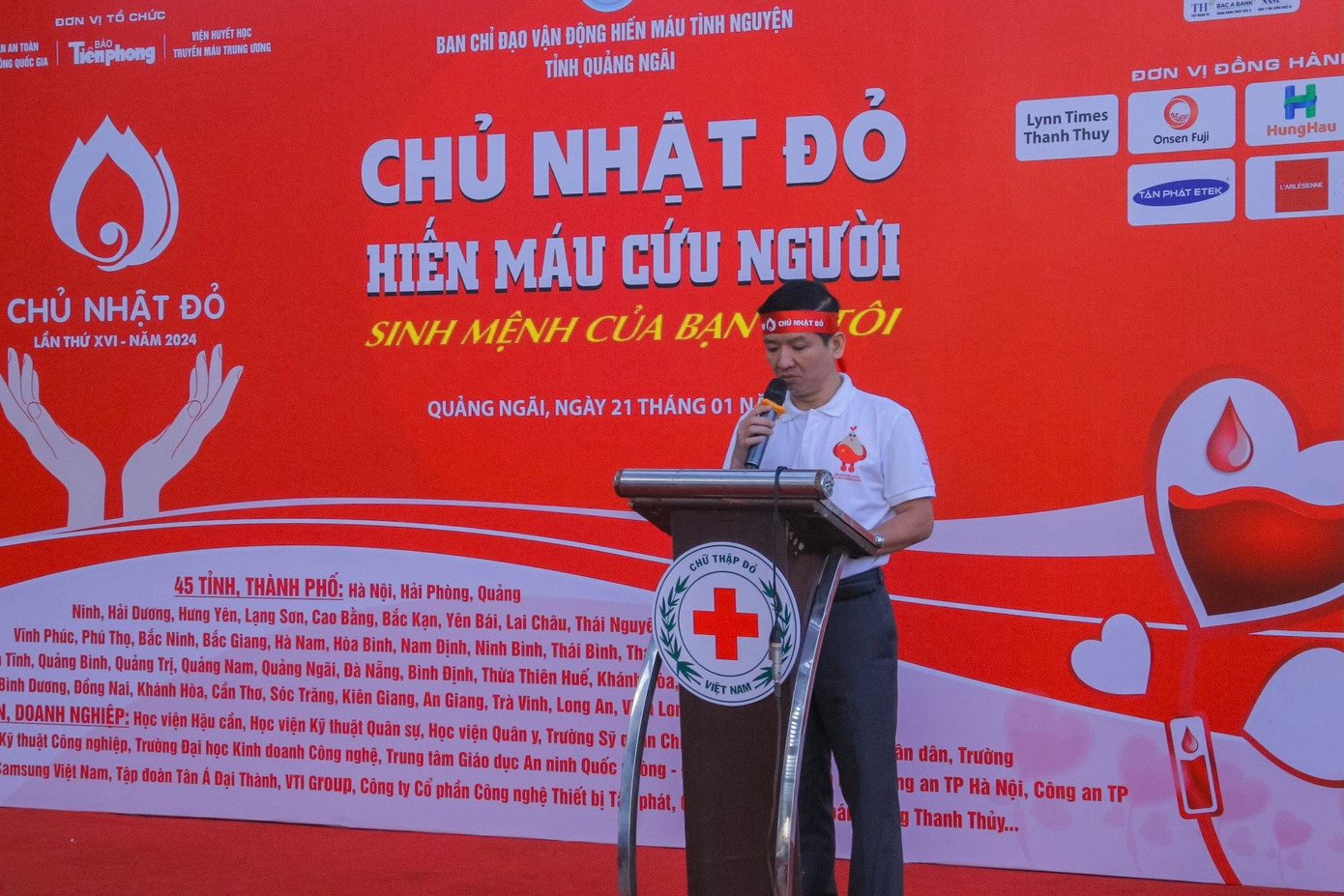 Ông Phạm Ngọc Thành - Chủ tịch Hội Chữ thập Đỏ, Phó Ban trực BCĐ vận động Hiến máu tình nguyện tỉnh Quảng Ngãi mong các các cán bộ, viên chức, các bạn đoàn viên, thanh niên, sinh viên… trên địa bàn tỉnh sẽ tiếp tục trao đi nghĩa cử cao quý từ những giọt máu hồng hiến tặng để giúp nhiều hoàn cảnh thoát cơn thập tử nhất sinh. Chủ Nhật Đỏ sẽ là chương trình hiến máu tình nguyện chính thức tổ chức hàng năm tại Quảng Ngãi.