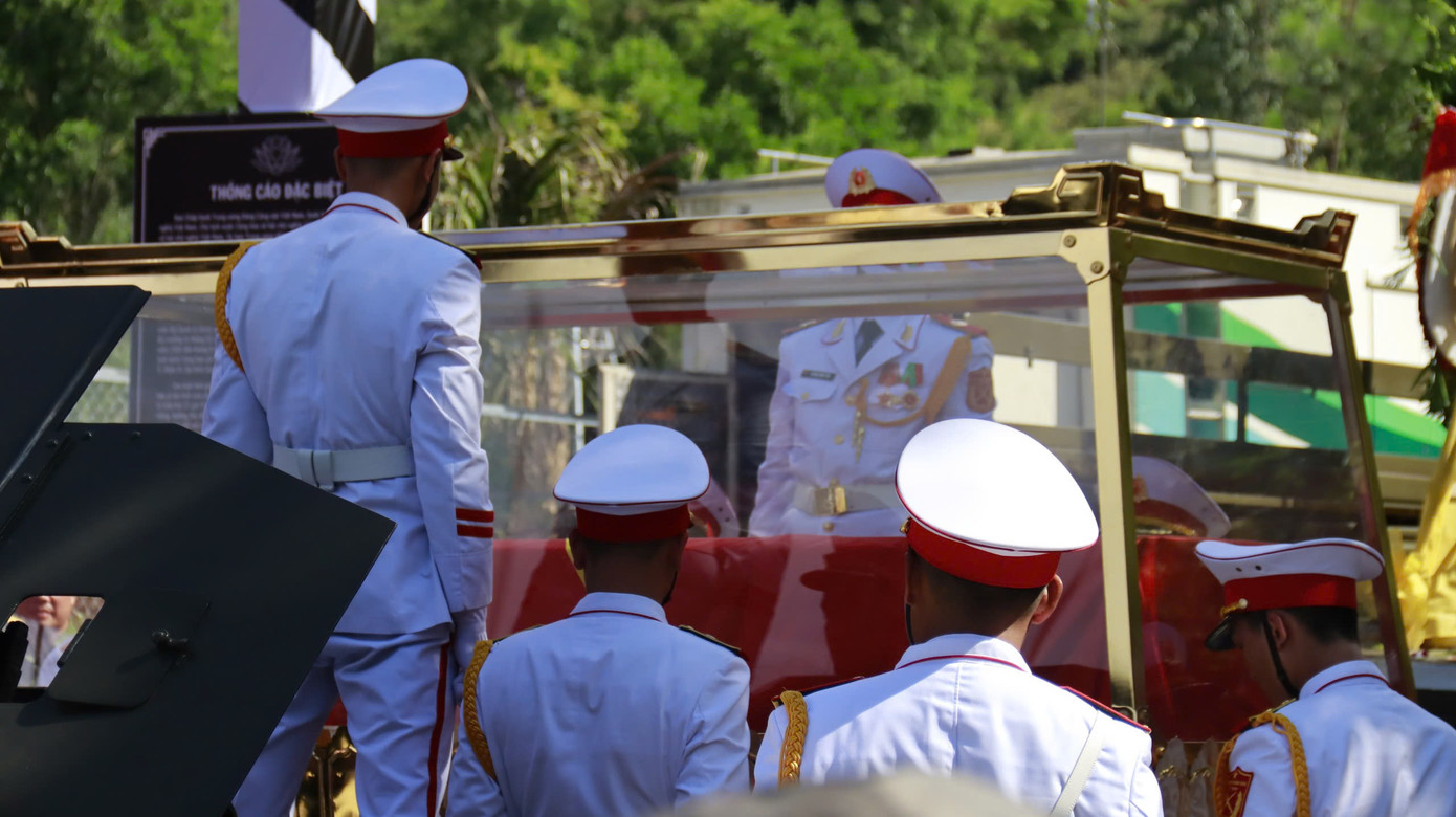 Đoàn nghi lễ tiến hành đưa linh cữu nguyên Chủ tịch nước Trần Đức Lương vào bên trong để thực hiện nghi lễ an táng.