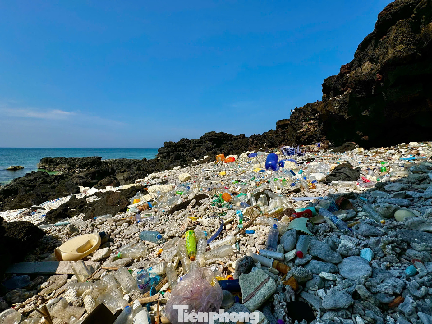 Hòn đảo nhỏ này được ví như “thiên đường” du lịch giữa biển khơi với làn nước trong vắt, bãi đá nham thạch kỳ vĩ… Thế nhưng, hình ảnh ấy giờ đây đang bị lu mờ bởi rác thải. Ảnh: Nguyễn Ngọc.