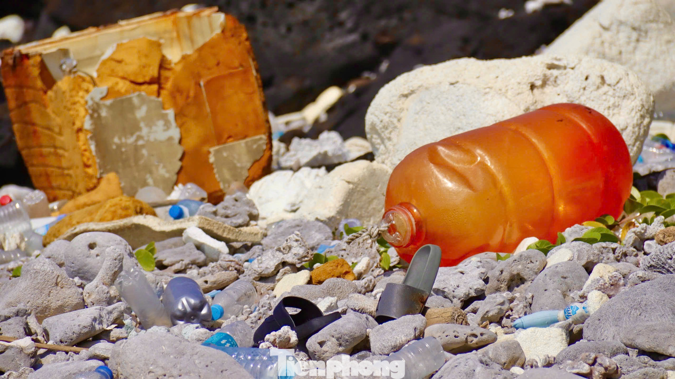 Đẩy các loại rác thải nằm ngổn ngang... Ảnh: Nguyễn Ngọc.