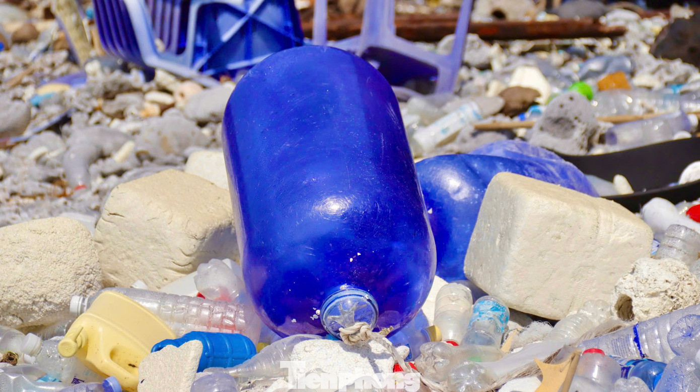 Đẩy các loại rác thải nằm ngổn ngang... Ảnh: Nguyễn Ngọc.