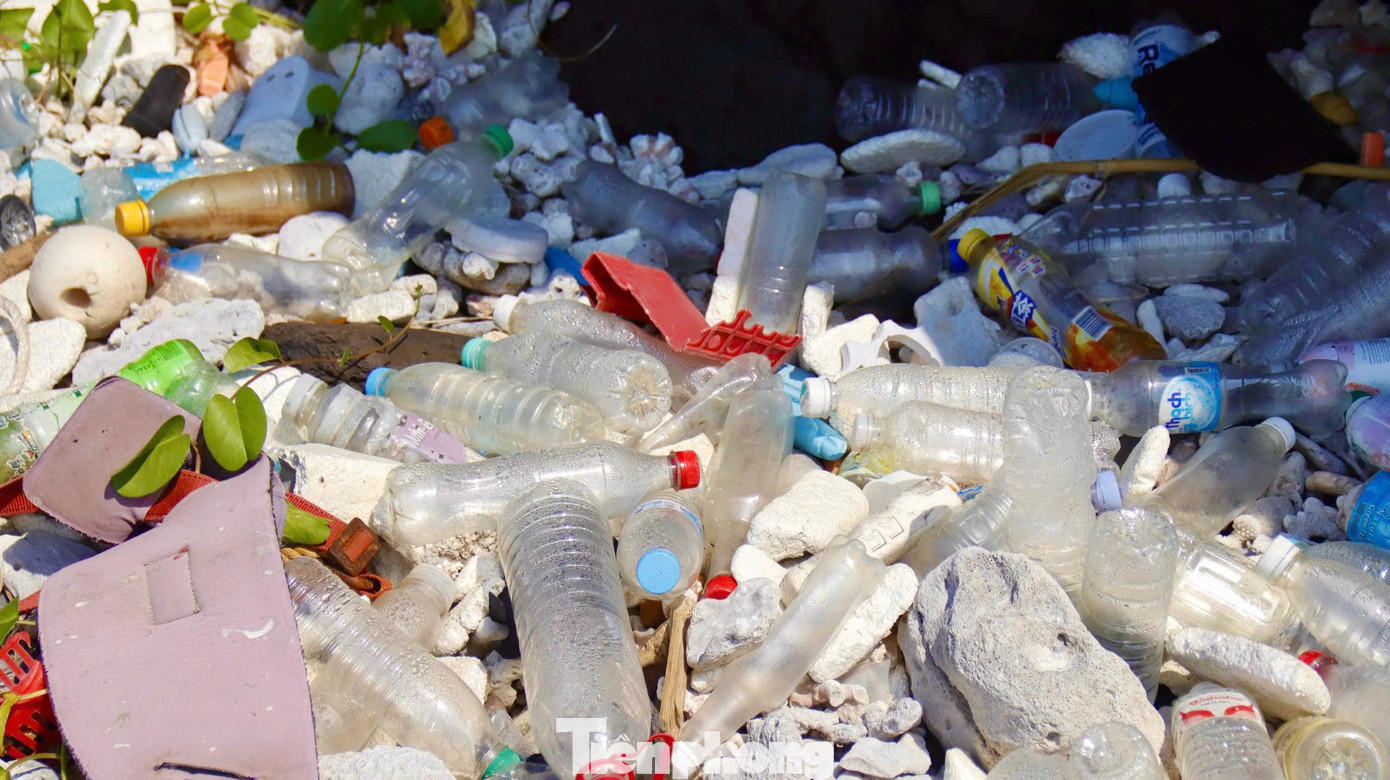 Đẩy các loại rác thải nằm ngổn ngang... Ảnh: Nguyễn Ngọc.