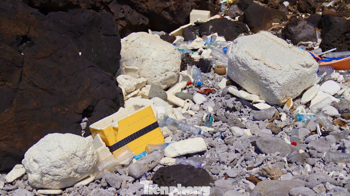 “Cứ sau mỗi đợt gió chướng, lượng rác đại dương tấp vào bờ không chỉ ở đảo Bé mà ngay cả ở đảo Lớn cũng rất nhiều. Chính quyền địa phương đã chỉ đạo các lực lượng tổ chức thu gom. Riêng ở đảo Bé không có nhà máy xử lý rác thải nên lượng rác thải sinh hoạt và rác sau khi thu gom sẽ được tập kết và vận chuyển bằng tàu về đảo Lớn để xử lý”, bà Hương nói.