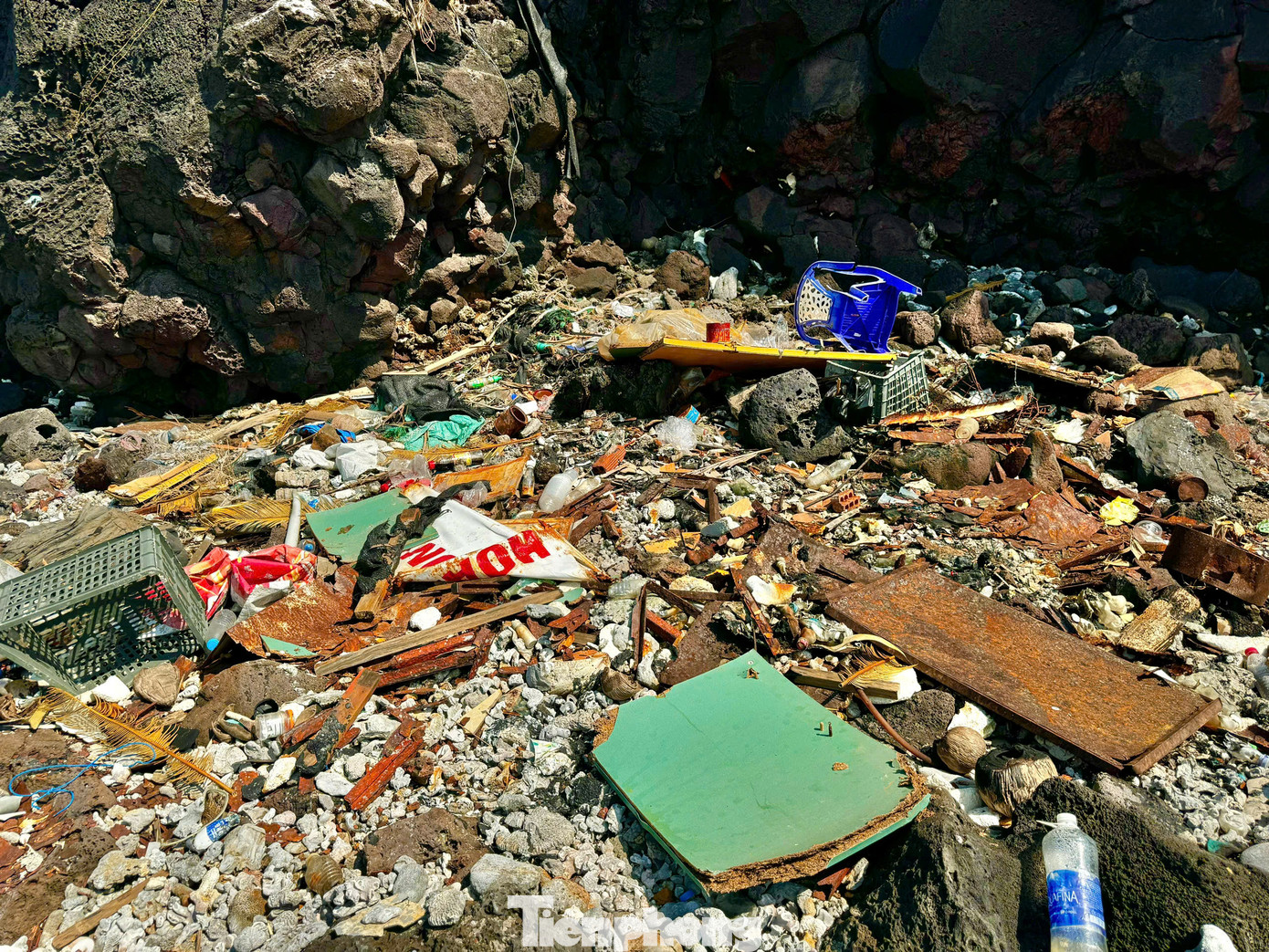 Từ chai nhựa, thùng xốp, áo phao. Ảnh: Nguyễn Ngọc.