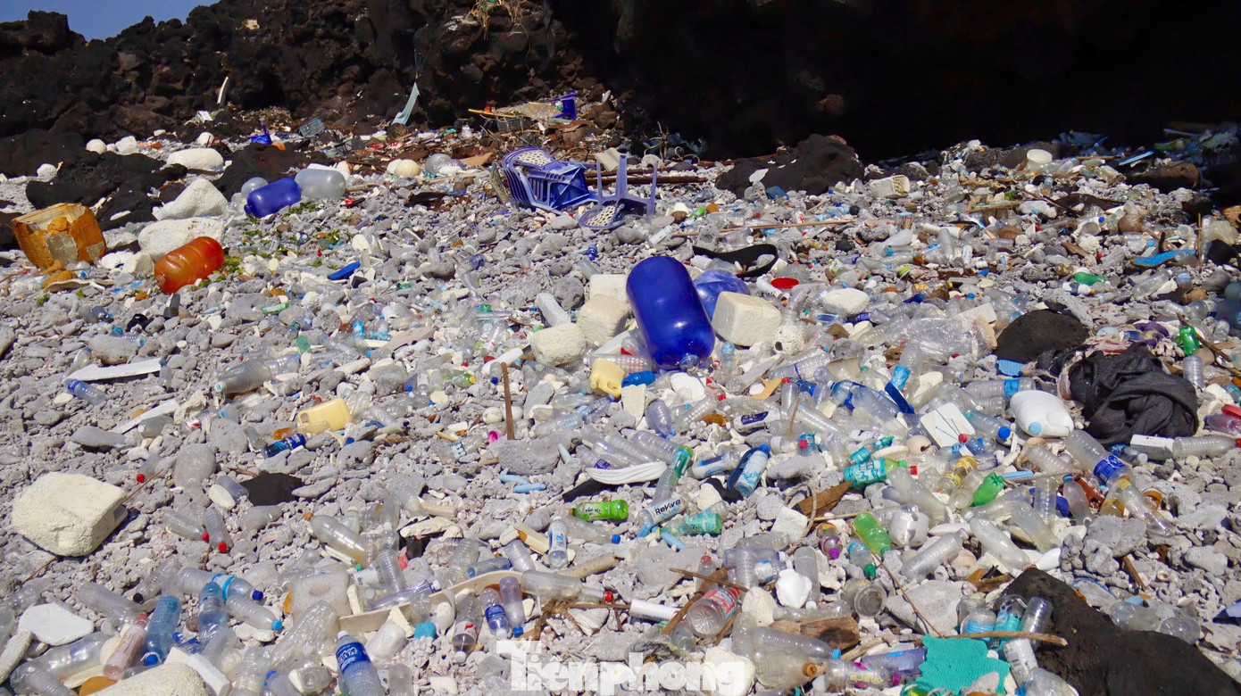 Chị Mai Anh (một du khách đến từ Huế) thở dài, tôi đã xem nhiều hình ảnh đảo Bé trên mạng, rất hoang sơ, những bãi đá nham thạch trải dài, nước biển trong xanh, mát mẻ. Nhưng đến nơi, thấy rác bị sóng đánh vào bờ nằm ngổn ngang những góc đảo thì hơi hụt hẫng. Cảnh vẫn đẹp, người dân chân tình, mộc mạc nhưng cảm giác không còn nguyên vẹn. Ảnh: Nguyễn Ngọc.