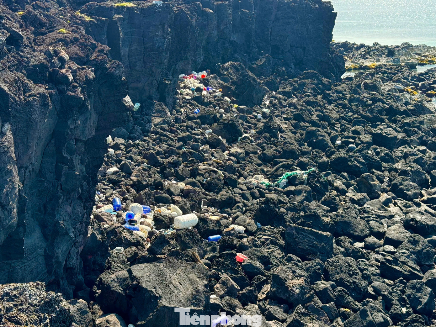 Hòn đảo nhỏ này được ví như “thiên đường” du lịch giữa biển khơi với làn nước trong vắt, bãi đá nham thạch kỳ vĩ… Thế nhưng, hình ảnh ấy giờ đây đang bị lu mờ bởi rác thải. Ảnh: Nguyễn Ngọc.