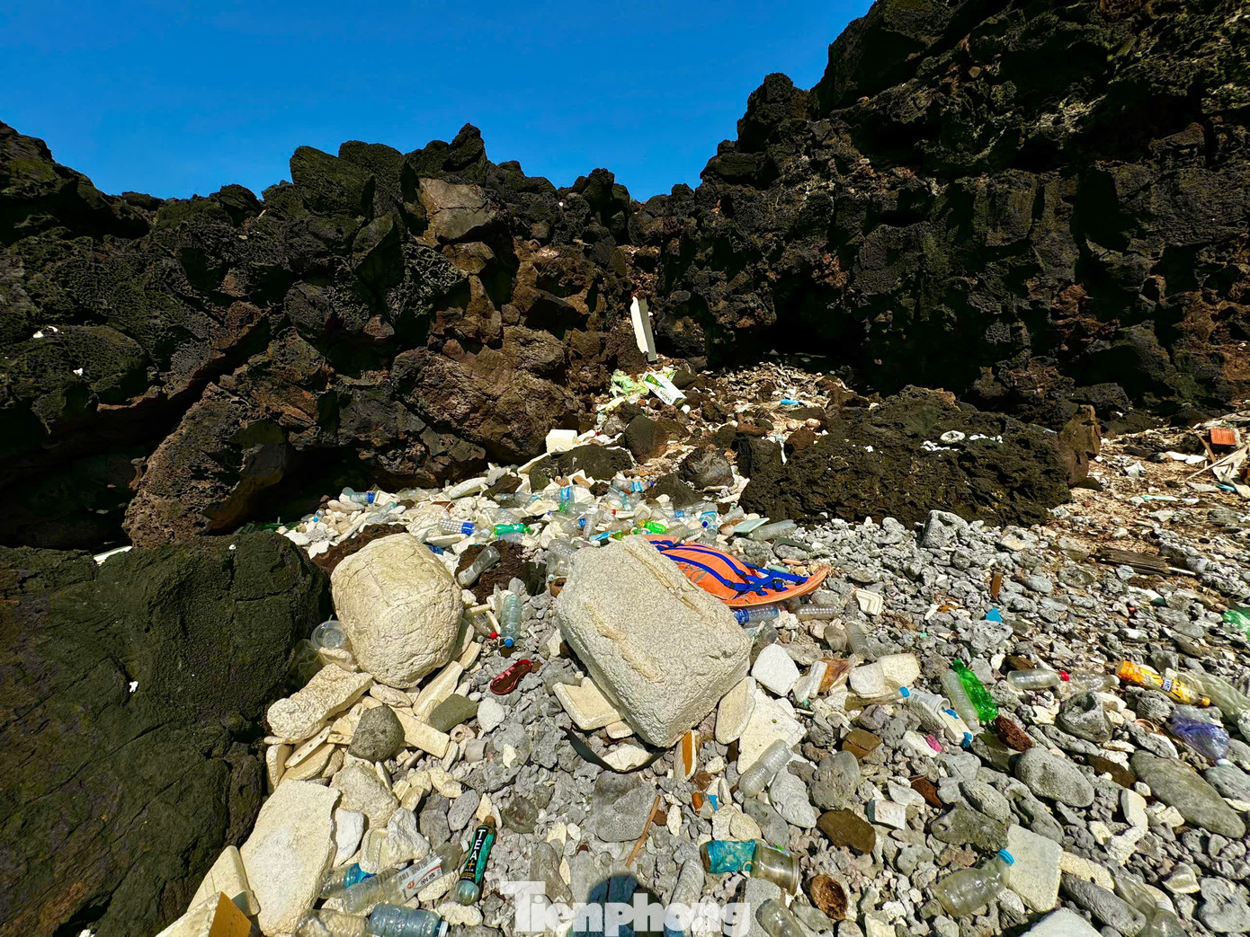 Ông Nguyễn Đại (trú đảo Bé) cho hay, mỗi lần gió lớn là rác thải không biết từ đâu lại dạt vào bờ biển, người dân ở đây cũng tổ chức thu gom, nhưng lượng rác lớn nên cũng gom không xuể. Nhiều khách du lịch hỏi: Sao đảo đẹp như vậy mà lại nhiều rác thế? Tôi cũng chỉ biết cười trừ. Ảnh: Nguyễn Ngọc.