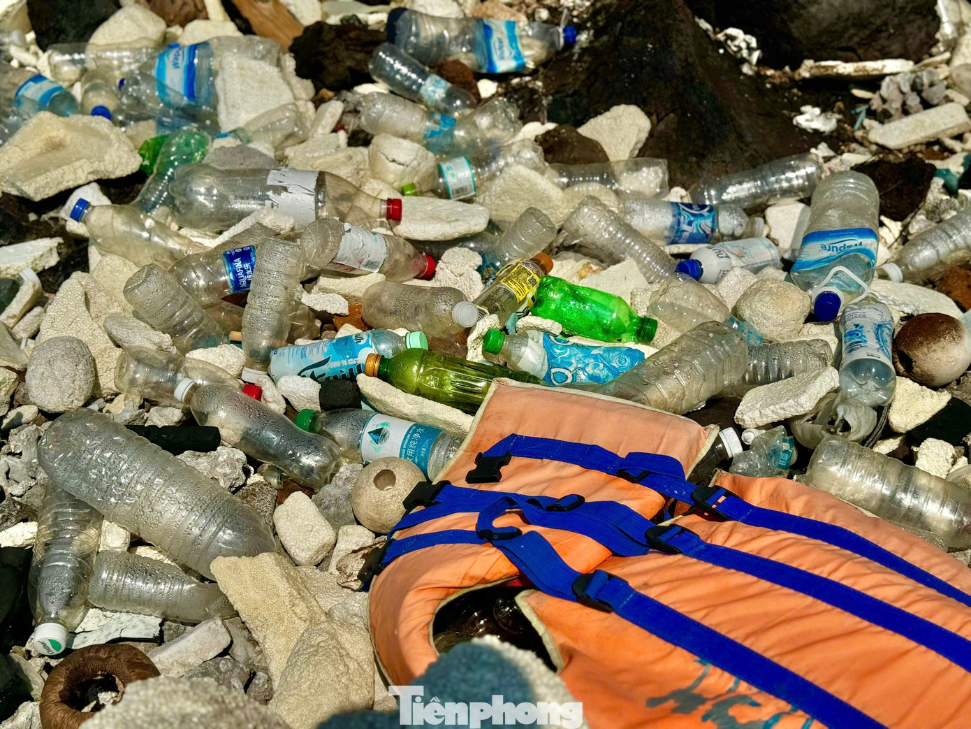 Vì diện tích quá nhỏ, đảo Bé không có nhà máy xử lý rác thải, nên rác chỉ được thu gom, tập kết một chỗ và được vận chuyển bằng tàu về đảo Lớn để xử lý. Tuy nhiên, việc này cũng gặp rất nhiều khó khăn nhất là vào mùa biển động, tàu không thể chạy. Ảnh: Nguyễn Ngọc.