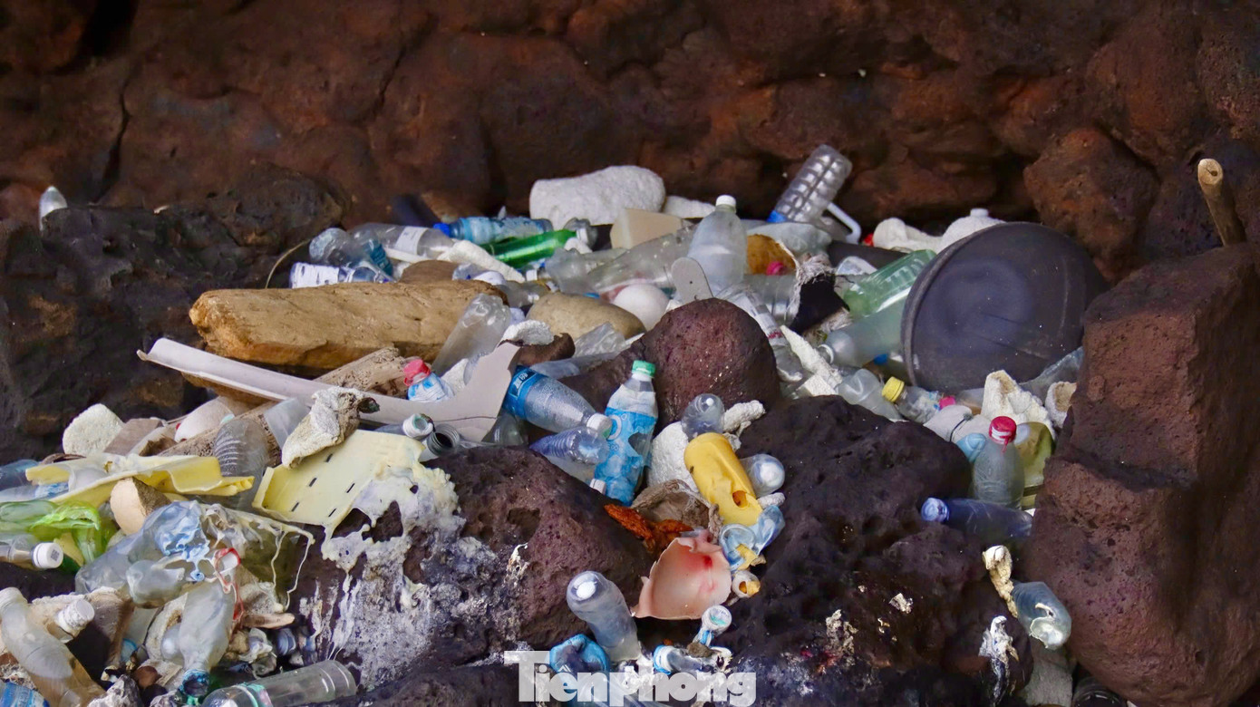 Vì diện tích quá nhỏ, đảo Bé không có nhà máy xử lý rác thải, nên rác chỉ được thu gom, tập kết một chỗ và được vận chuyển bằng tàu về đảo Lớn để xử lý. Tuy nhiên, việc này cũng gặp rất nhiều khó khăn nhất là vào mùa biển động, tàu không thể chạy. Ảnh: Nguyễn Ngọc.