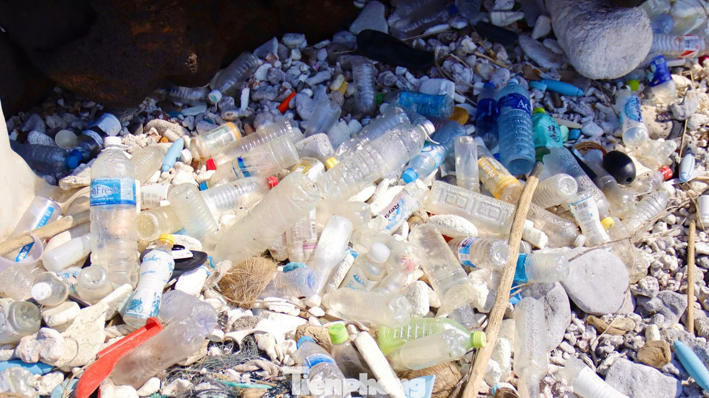 Vì diện tích quá nhỏ, đảo Bé không có nhà máy xử lý rác thải, nên rác chỉ được thu gom, tập kết một chỗ và được vận chuyển bằng tàu về đảo Lớn để xử lý. Tuy nhiên, việc này cũng gặp rất nhiều khó khăn nhất là vào mùa biển động, tàu không thể chạy. Ảnh: Nguyễn Ngọc.