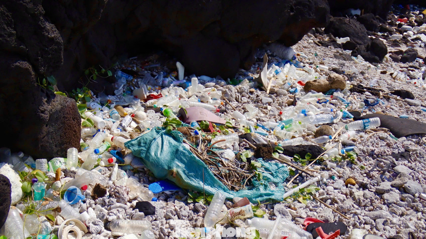 Chị Mai Anh (một du khách đến từ Huế) thở dài, tôi đã xem nhiều hình ảnh đảo Bé trên mạng, rất hoang sơ, những bãi đá nham thạch trải dài, nước biển trong xanh, mát mẻ. Nhưng đến nơi, thấy rác bị sóng đánh vào bờ nằm ngổn ngang những góc đảo thì hơi hụt hẫng. Cảnh vẫn đẹp, người dân chân tình, mộc mạc nhưng cảm giác không còn nguyên vẹn. Ảnh: Nguyễn Ngọc.