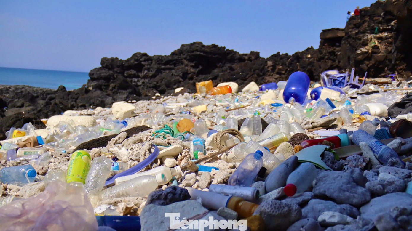 Từ chai nhựa, thùng xốp, áo phao. Ảnh: Nguyễn Ngọc.