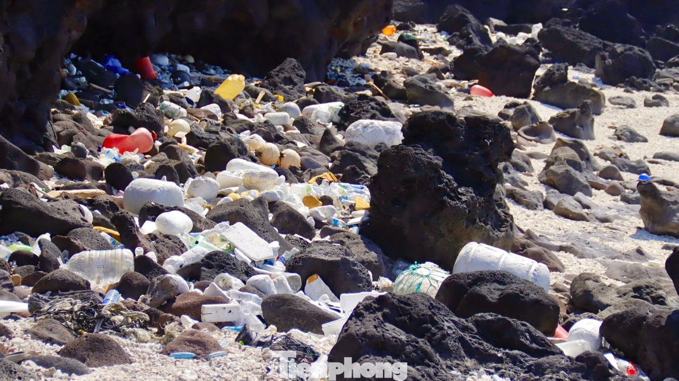 Bà Phạm Thị Hương - Chủ tịch UBND huyện Lý Sơn, tỉnh Quảng Ngãi - thừa nhận thực trạng rác thải dồn, tấp vào đảo Bé mỗi khi mùa gió chướng đến. Nhưng ban ngành chức năng của huyện không thể xử lý kịp vì lượng rác quá nhiều.