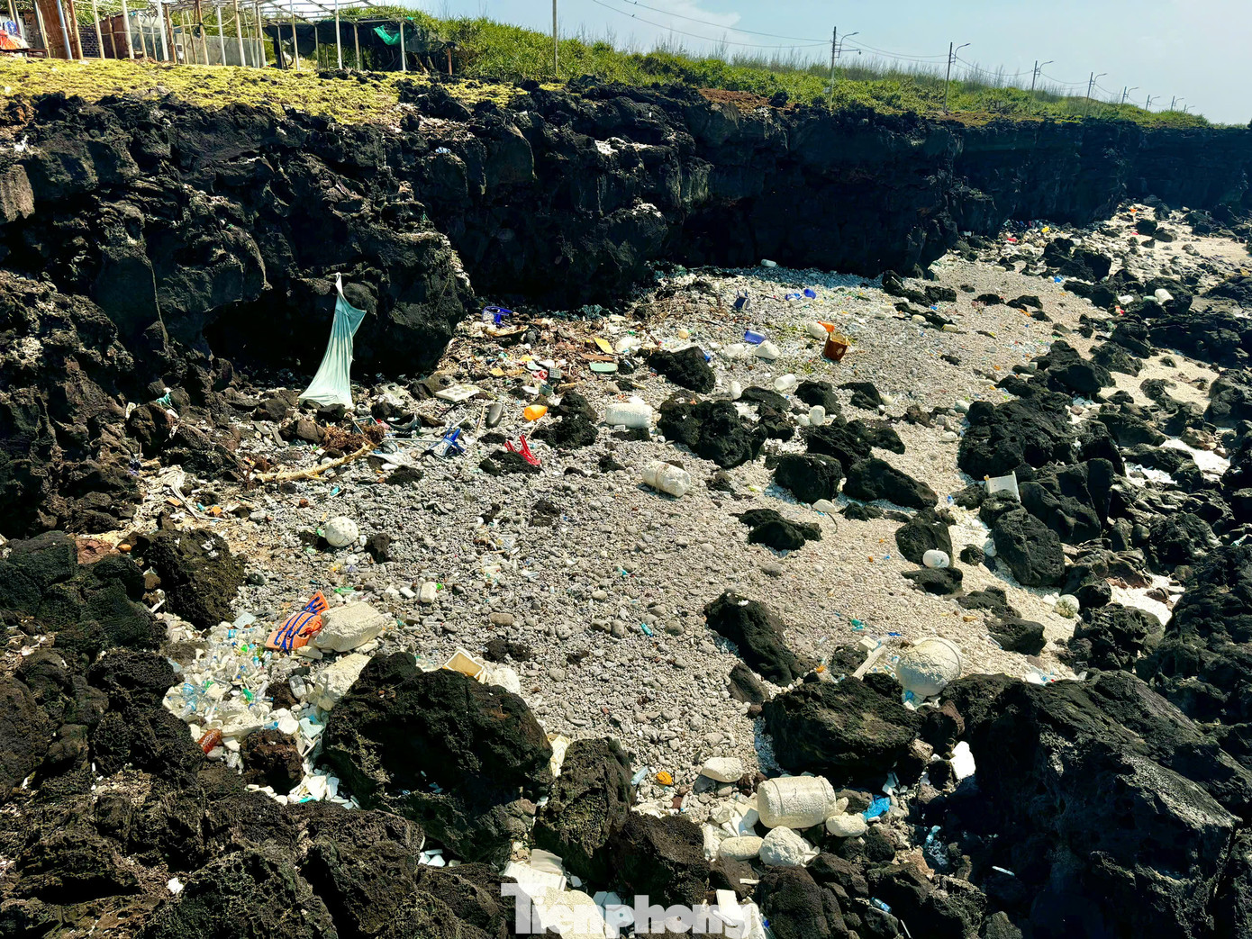 Theo ghi nhận của PV, dọc theo bờ biển, đằng sau các bãi đá nham thạch núi lửa triệu năm từ túi nilon, chai nhựa, thùng xốp bị sóng đánh dạt lên bờ nằm vương vãi khắp nơi, làm mất đi vẻ đẹp tự nhiên hoang sơ, mộc mạc và yên bình vốn có. Ảnh: Nguyễn Ngọc.