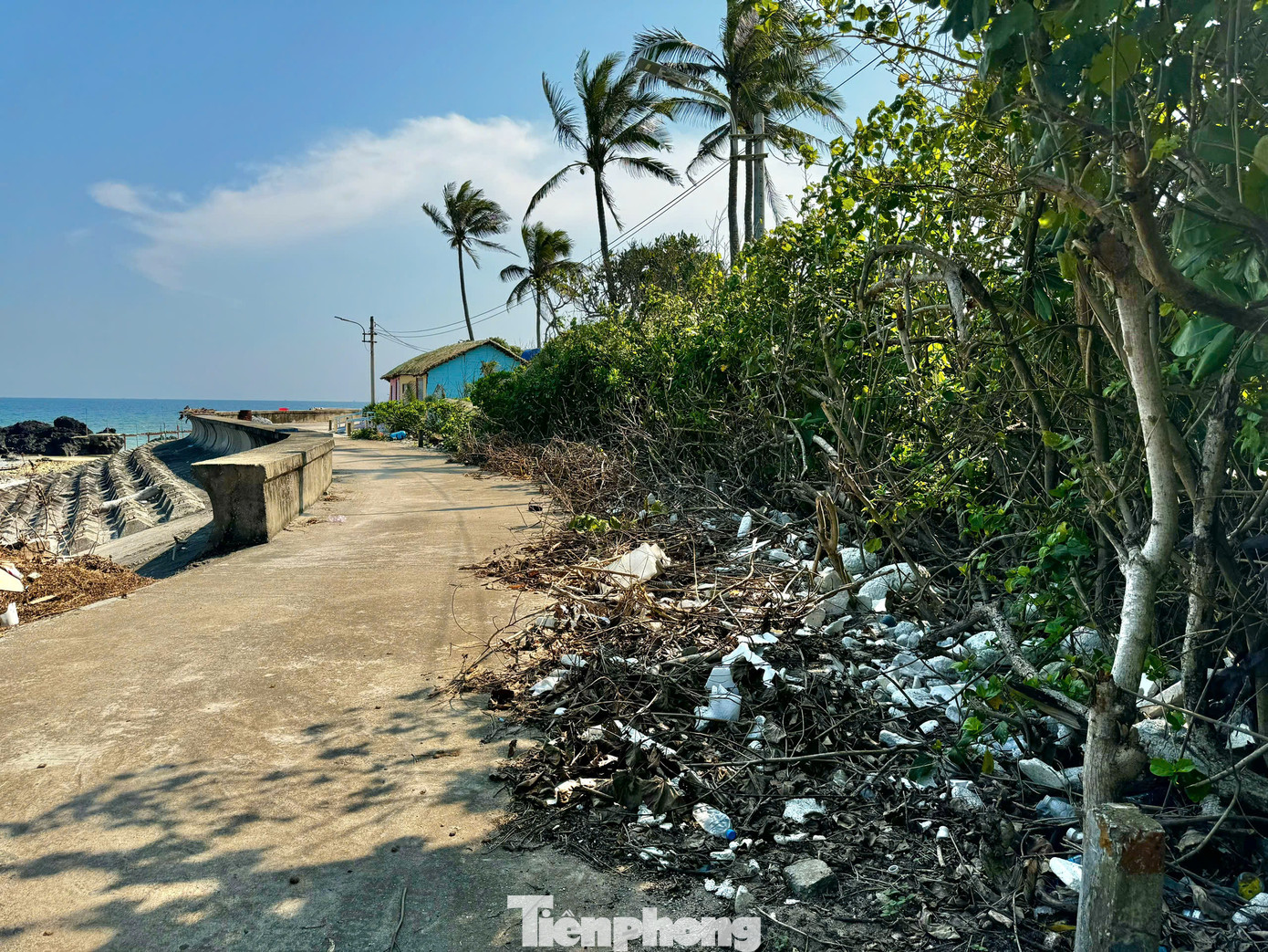 Theo ghi nhận của PV, dọc theo bờ biển, đằng sau các bãi đá nham thạch núi lửa triệu năm từ túi nilon, chai nhựa, thùng xốp bị sóng đánh dạt lên bờ nằm vương vãi khắp nơi, làm mất đi vẻ đẹp tự nhiên hoang sơ, mộc mạc và yên bình vốn có. Ảnh: Nguyễn Ngọc.