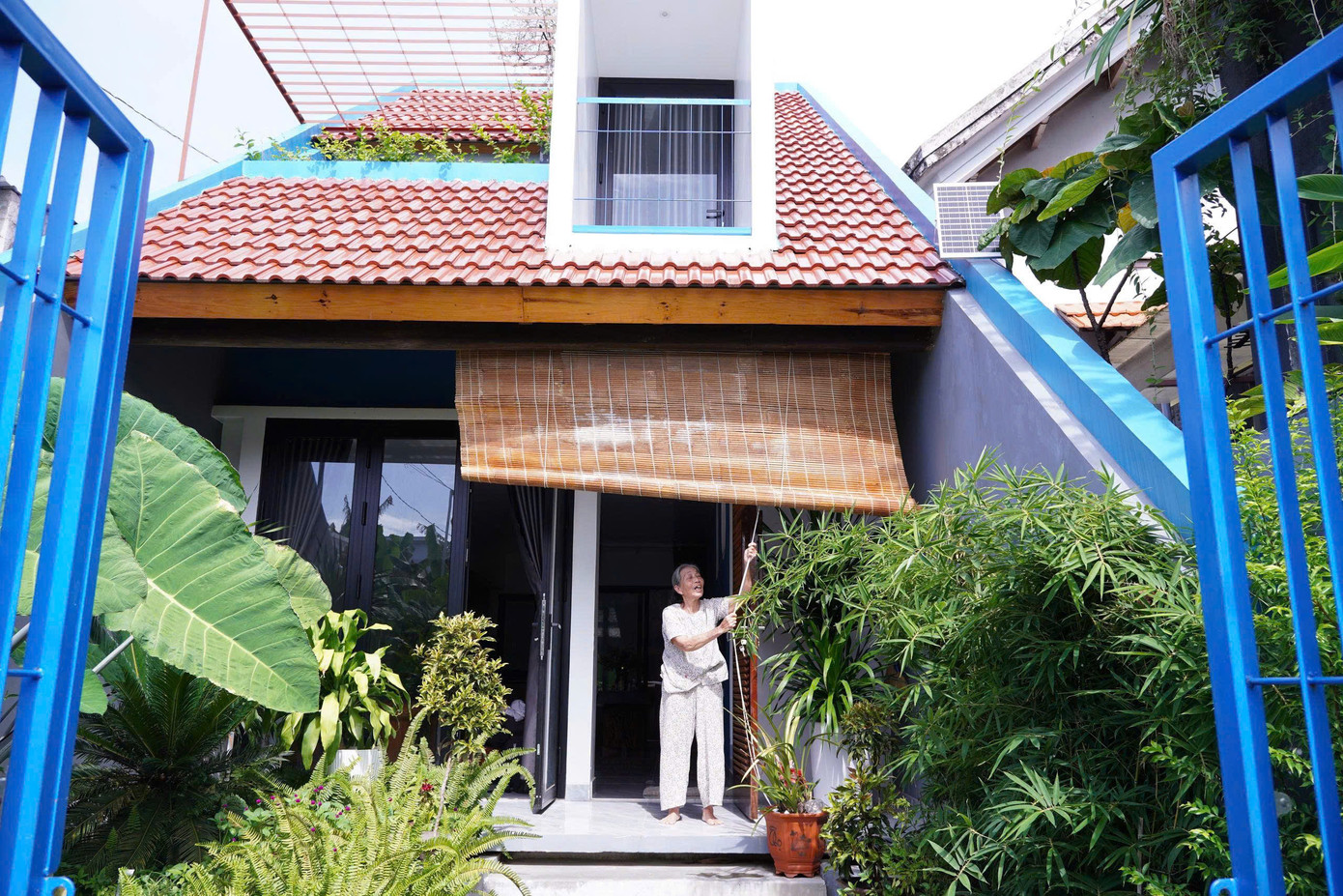 Mẹ chị Ngô Thị Na đang dọn dẹp nhà để đón cán bộ từ Kon Tum về công tác ở miễn phí. Mẹ chị Ngô Thị Na đang dọn dẹp nhà để đón cán bộ từ Kon Tum về công tác ở miễn phí.