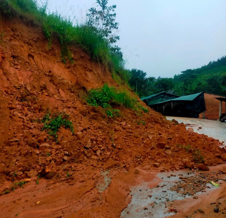 Các tuyến đường liên xã của huyện Sơn Tây (tỉnh Quảng Ngãi) bị sạt lở... Các tuyến đường liên xã của huyện Sơn Tây (tỉnh Quảng Ngãi) bị sạt lở...