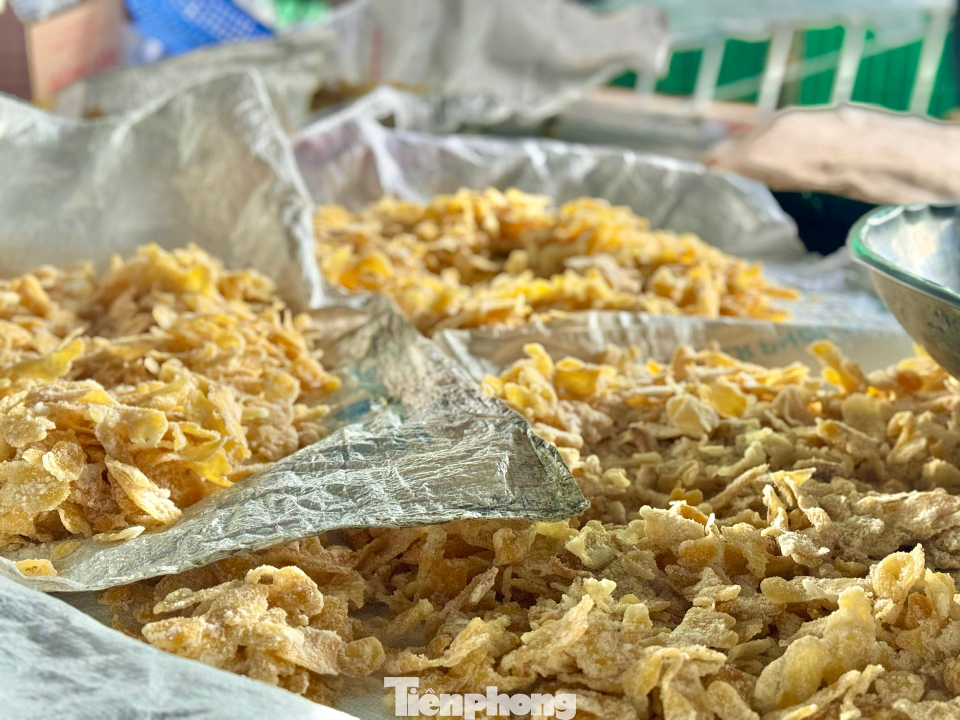 “Những năm trước đây, mỗi dịp Tết gia đình tôi có thể dùng đến hơn 20 tấn gừng làm mứt. Tuy nhiên, những năm gần đây, thị trường eo hẹp, gia đình bắt đầu thu nhỏ sản xuất. Mấy năm gần đây gia đình chỉ làm vừa phải khoảng vài tấn gừng đổ lại do lượng mua không còn cao như trước kia”, bà Lắm chia sẻ.