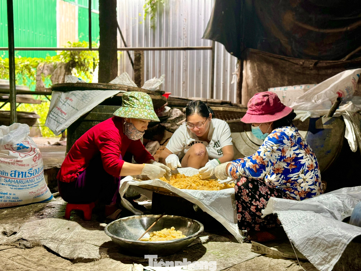 Tỉ lệ đường và lửa chảo rim mứt nếu không hợp lý thì gừng sẽ đen, xem như thất bại. Sau khi rim xong, phải đổ gừng ra xếp từng lát để gừng xòe ra. Có như vậy gừng mới đẹp.