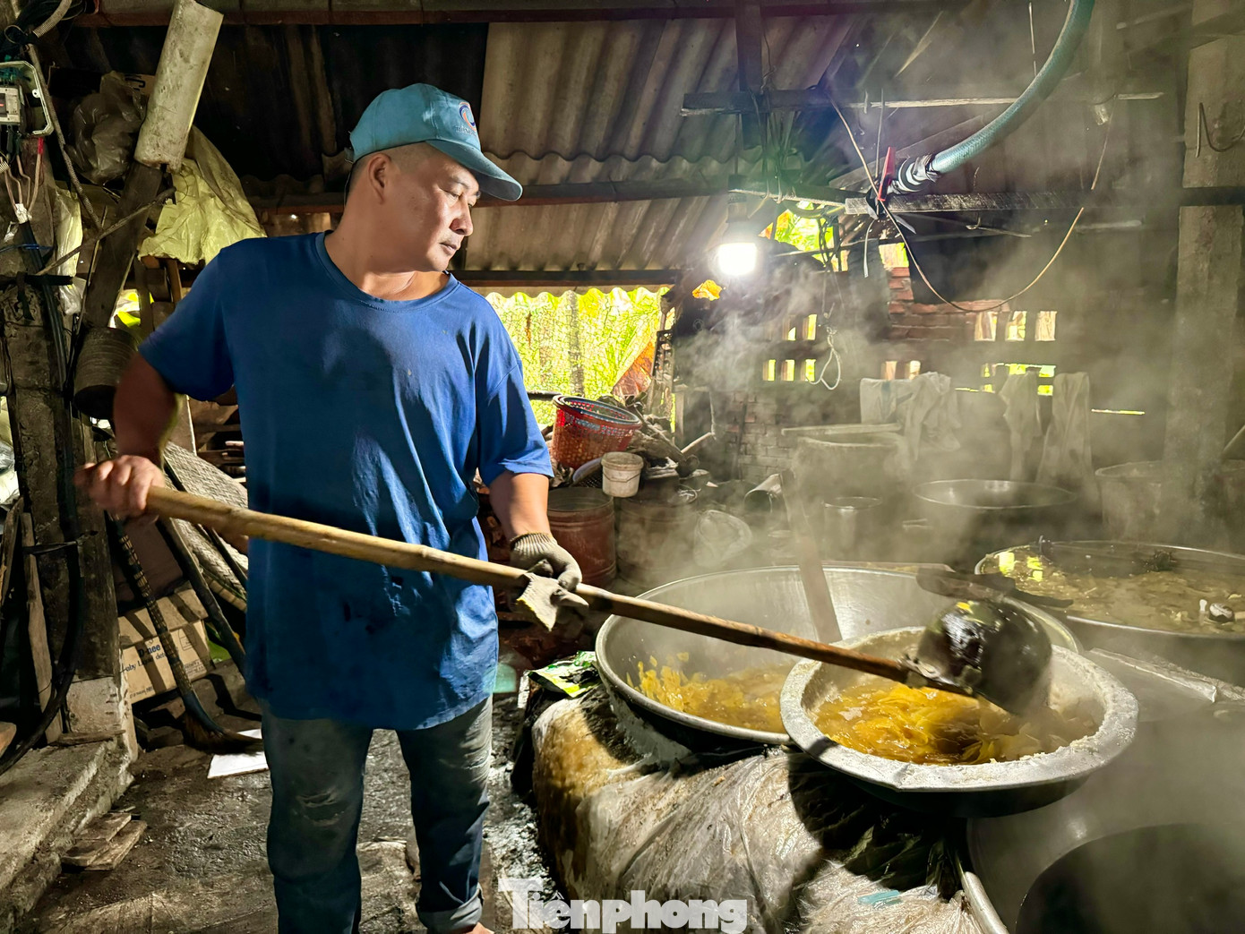 Theo bà Lắm, cứ vào dịp cuối năm, gia đình bà lại tiếp tục công việc quen thuộc là đỏ lửa làm mứt gừng để phục vụ nhu cầu của người dân vào dịp Tết Nguyên đán. Đây được xem là nghề truyền thống của gia đình hơn 20 năm qua. Để làm ra mứt gừng thơm, ngon, cay nồng, gia đình bà đã chọn mua gừng tươi ở khu vực Tây Nguyên nhờ đó có được lát mứt đậm chất miền Trung.