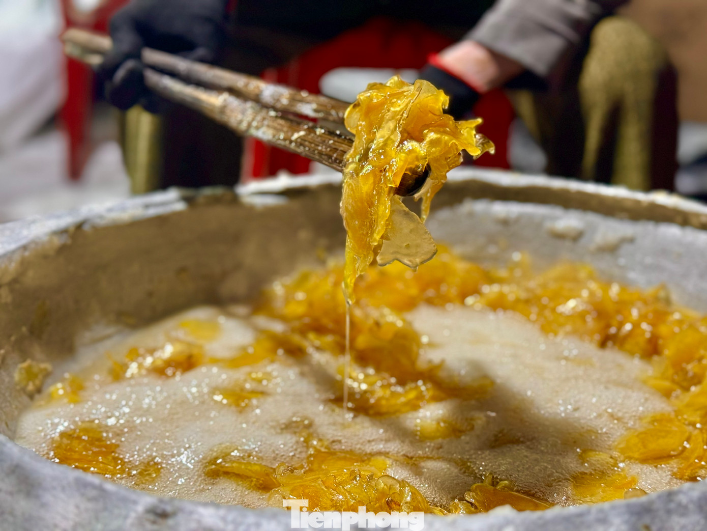 Trong suốt quá trình rim, người rim phải túc trực thường xuyên bên chảo để giữ độ lửa đều. Lửa quá nhỏ hay quá lớn cũng đều làm ảnh hưởng đến chất lượng của mẻ mứt gừng.