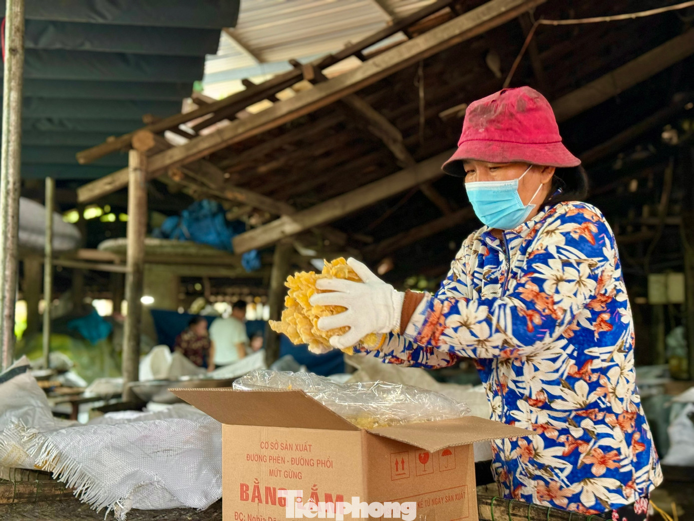 Tuy chỉ làm trong một thời gian ngắn, nhưng nghề làm mứt truyền thống ở xã Nghĩa Dõng (TP. Quảng Ngãi) không chỉ giúp những chủ lò có được thu nhập khá, mà còn tạo một khoản thu nhập đáng kể cho nhiều phụ nữ địa phương.