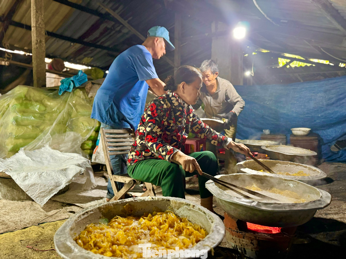 Hơn 6 lao động làm không ngơi tay, mỗi người một việc, từ chọn gừng, cắt gọt, rửa sạch, luộc gừng, rim mứt, phơi mứt, đóng gói... “Nghề làm mứt gừng Tết giúp chị em phụ nữ ngày mưa kiếm thêm thu nguồn thu nhập khá để trang trải cho gia đình vào dịp Tết”, chị Đồng Thị Hà (trú xã Nghĩa Dõng) chia sẻ.