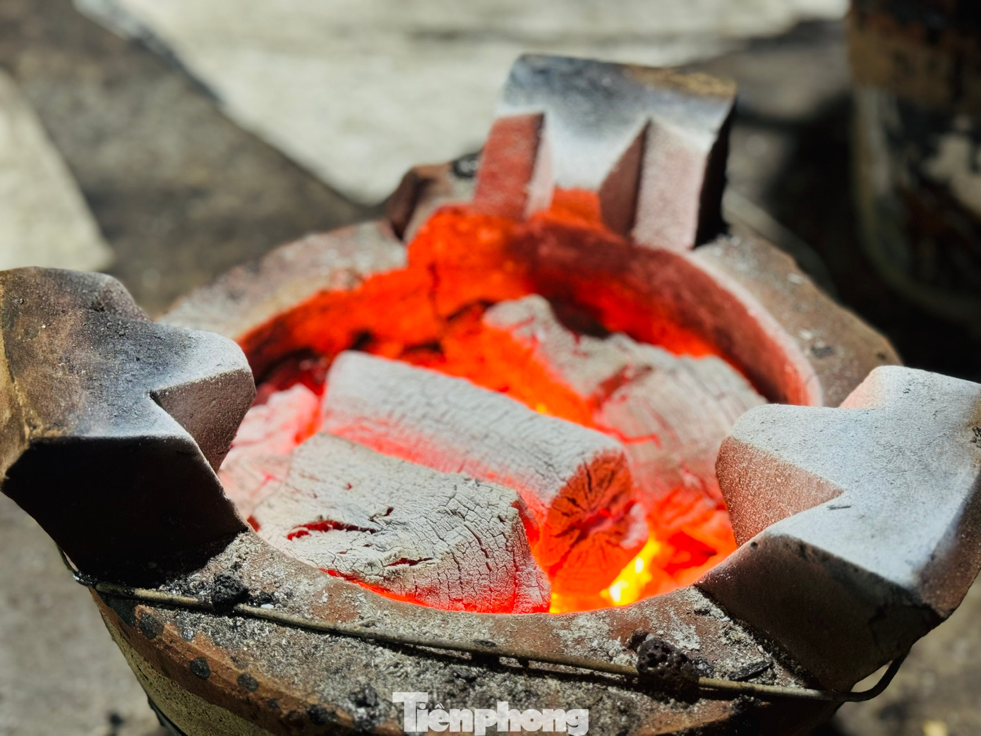 Hơn 6 lao động làm không ngơi tay, mỗi người một việc, từ chọn gừng, cắt gọt, rửa sạch, luộc gừng, rim mứt, phơi mứt, đóng gói... “Nghề làm mứt gừng Tết giúp chị em phụ nữ ngày mưa kiếm thêm thu nguồn thu nhập khá để trang trải cho gia đình vào dịp Tết”, chị Đồng Thị Hà (trú xã Nghĩa Dõng) chia sẻ.