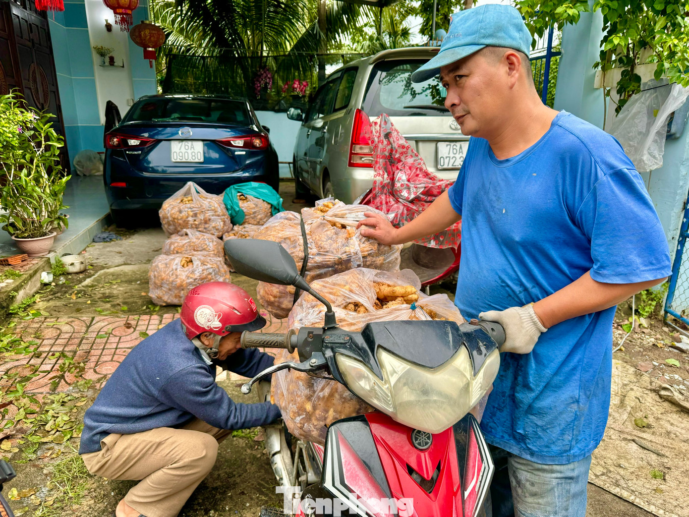 Chỉ còn 1 tháng nữa là đến Tết Nguyên đán Ất Tỵ 2025, các cơ sở sản xuất mứt gừng ở xã Nghĩa Dõng (TP. Quảng Ngãi, tỉnh Quảng Ngãi) lại trở nên nhộn nhịp hơn bao giờ hết.