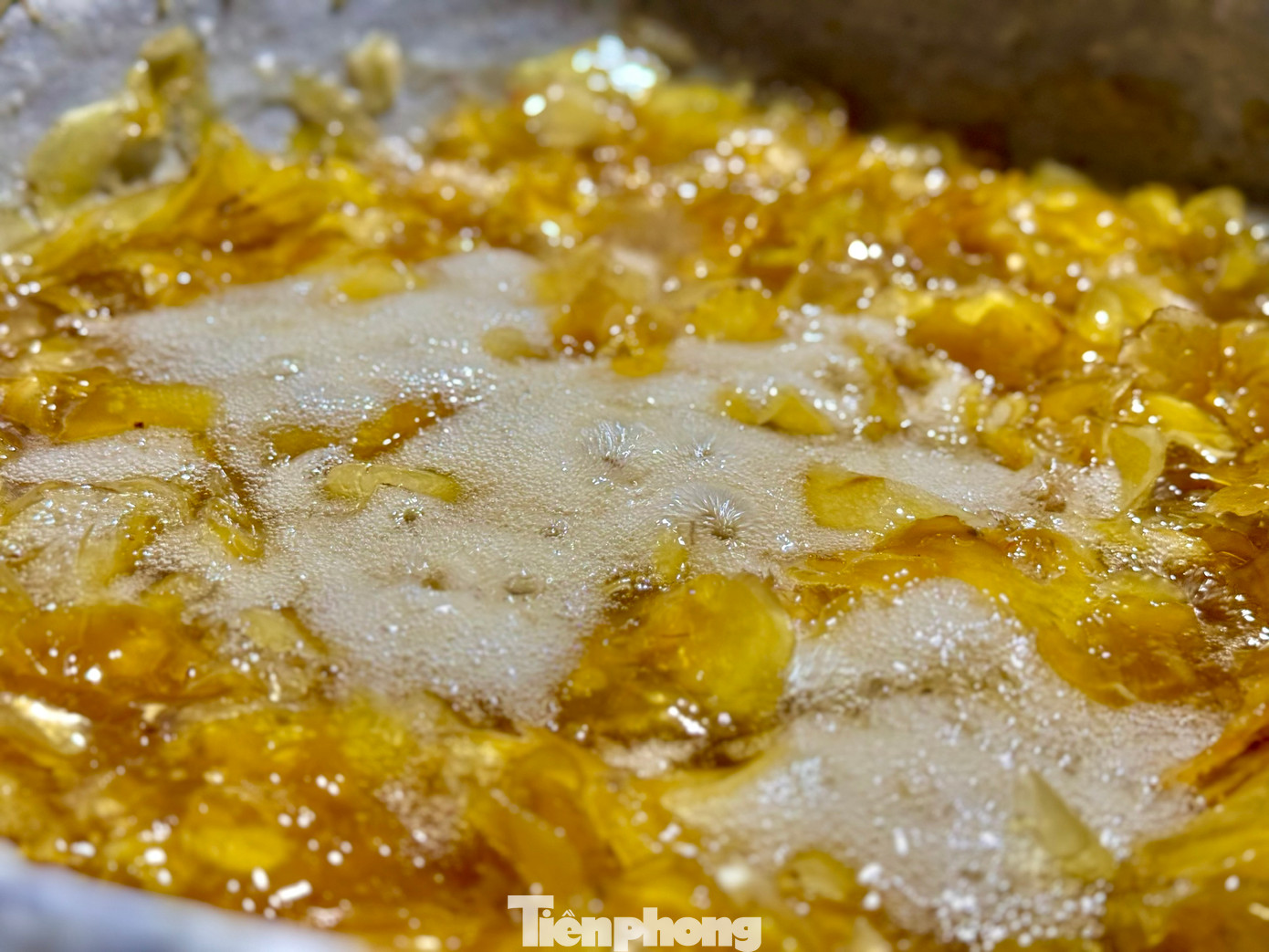 Trong suốt quá trình rim, người rim phải túc trực thường xuyên bên chảo để giữ độ lửa đều. Lửa quá nhỏ hay quá lớn cũng đều làm ảnh hưởng đến chất lượng của mẻ mứt gừng.