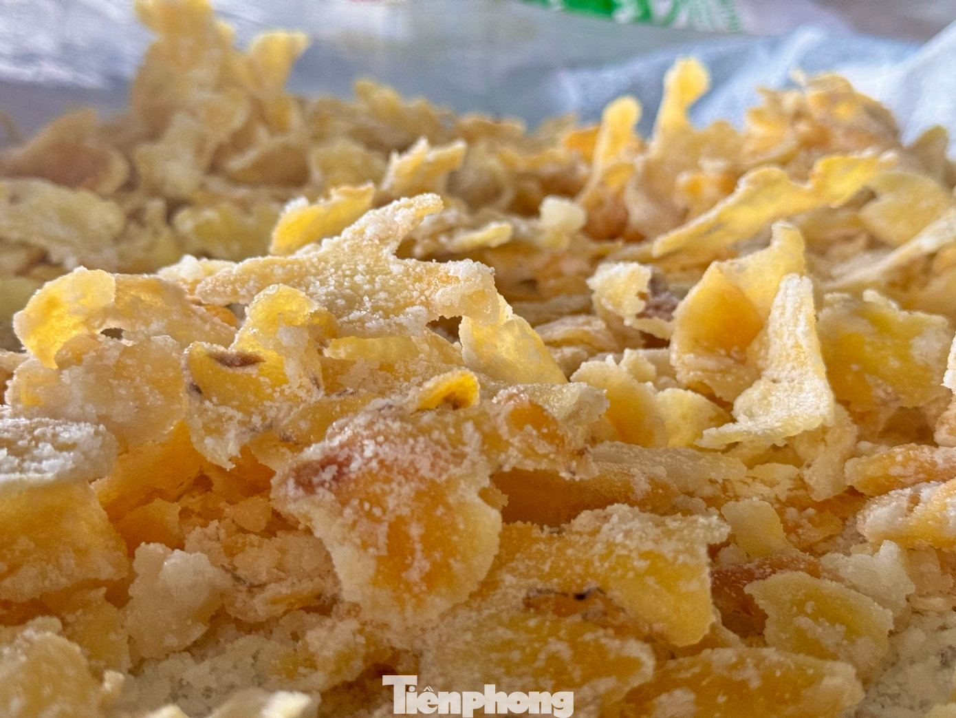 “Những năm trước đây, mỗi dịp Tết gia đình tôi có thể dùng đến hơn 20 tấn gừng làm mứt. Tuy nhiên, những năm gần đây, thị trường eo hẹp, gia đình bắt đầu thu nhỏ sản xuất. Mấy năm gần đây gia đình chỉ làm vừa phải khoảng vài tấn gừng đổ lại do lượng mua không còn cao như trước kia”, bà Lắm chia sẻ.