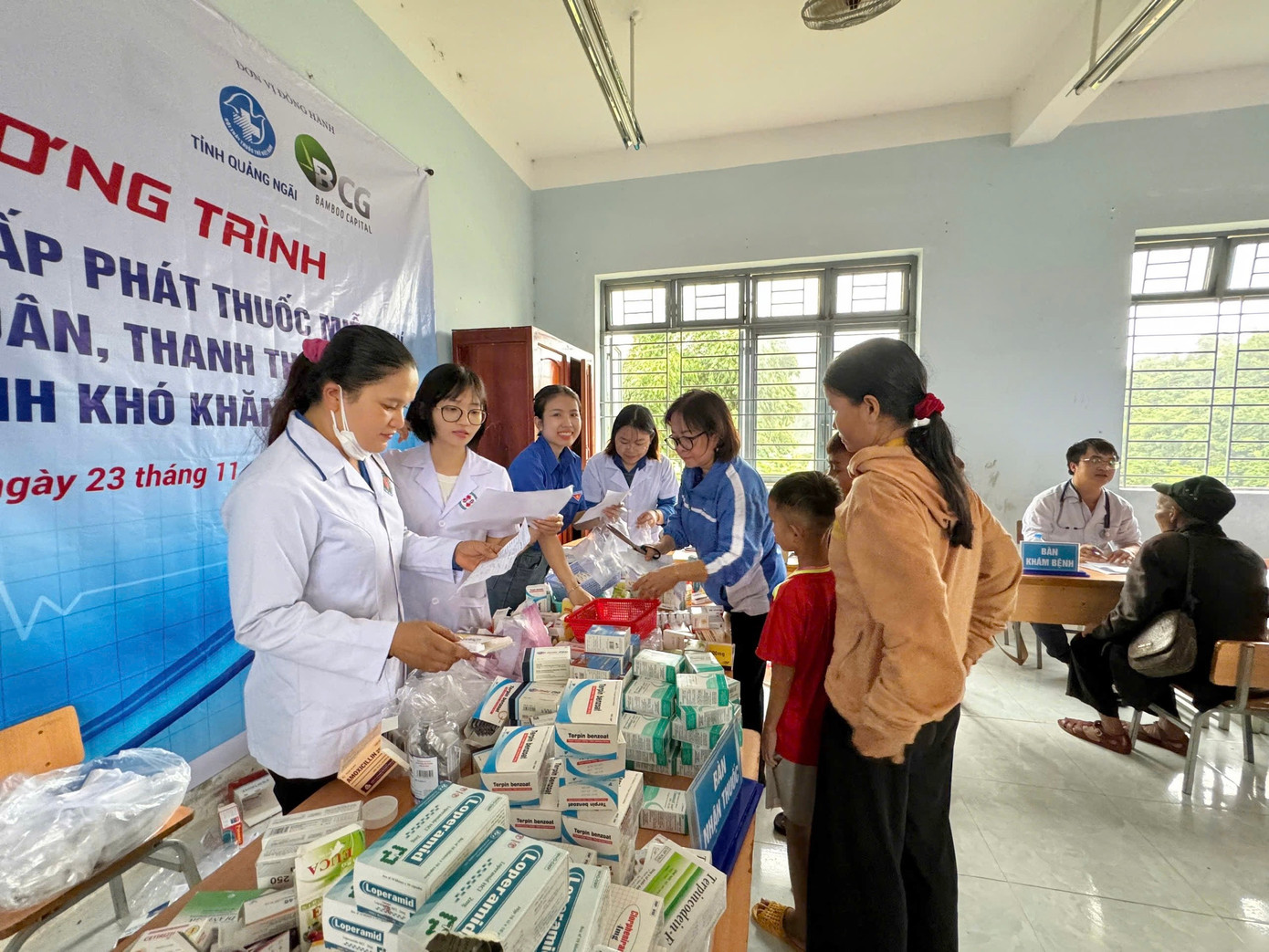 Tổ chức khám bệnh, tư vấn và cấp phát thuốc và cắt tóc miễn phí cho các em học sinh và người dân ở thôn Trà Bao. Tổ chức khám bệnh, tư vấn và cấp phát thuốc và cắt tóc miễn phí cho các em học sinh và người dân ở thôn Trà Bao.