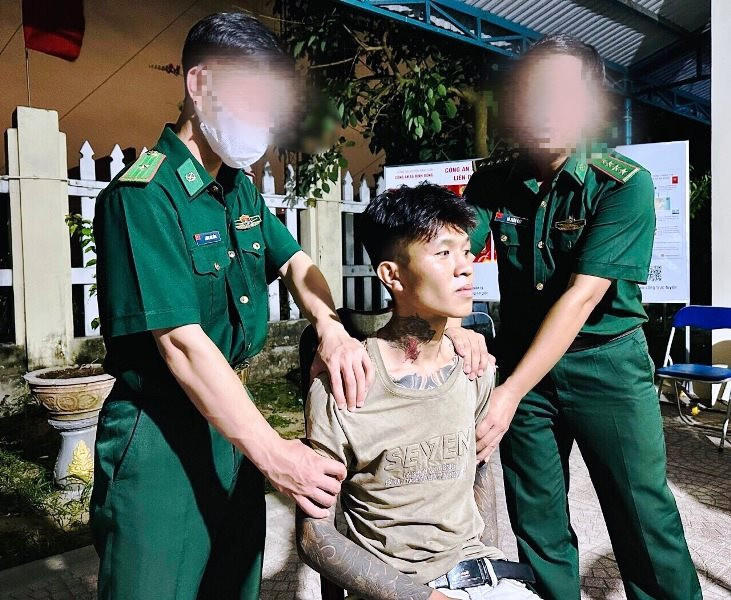 Đối tượng Nguyễn Hữu Nam bị bắt giữ. Ảnh: BĐBP Quảng Ngãi Đối tượng Nguyễn Hữu Nam bị bắt giữ. Ảnh: BĐBP Quảng Ngãi