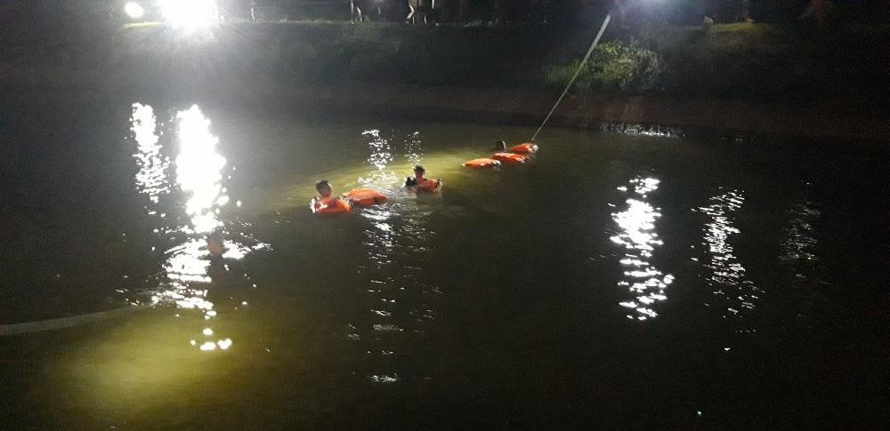 Lực lượng chức năng và người dân tìm kiếm nạn nhân xuyên đêm trên đoạn kênh hai anh em gặp nạn.