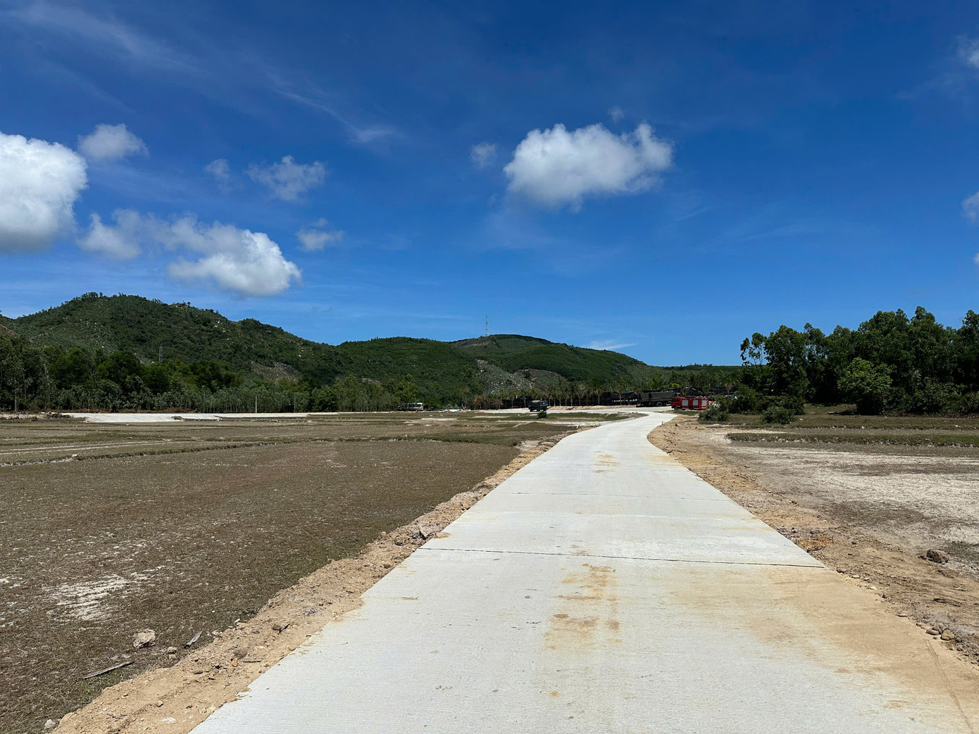 Tuyến đường bê tông dẫn đến khu mộ đã được hoàn thành.