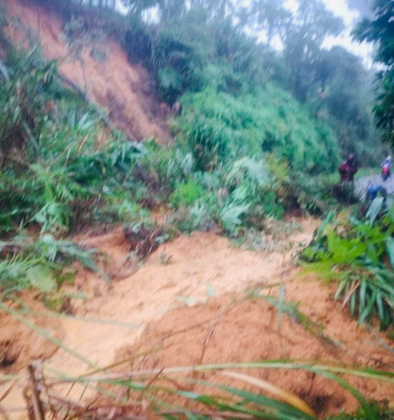 Các tuyến đường liên xã của huyện Sơn Tây (tỉnh Quảng Ngãi) bị sạt lở... Các tuyến đường liên xã của huyện Sơn Tây (tỉnh Quảng Ngãi) bị sạt lở...