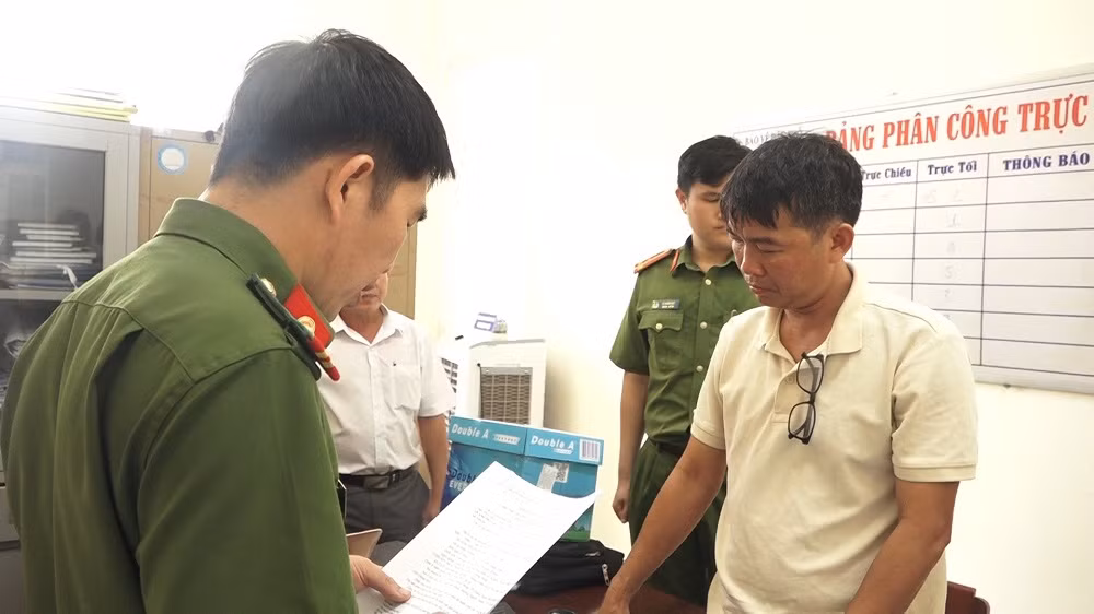 Công an tỉnh Quảng Ngãi đã khởi tố vụ án, khởi tố bị can, thực hiện lệnh bắt tạm giam, lệnh khám xét đối với ông Võ Quang Phát - Giám đốc Trung tâm Đăng kiểm xe cơ giới 76-03D. Ảnh: CACC Công an tỉnh Quảng Ngãi đã khởi tố vụ án, khởi tố bị can, thực hiện lệnh bắt tạm giam, lệnh khám xét đối với ông Võ Quang Phát - Giám đốc Trung tâm Đăng kiểm xe cơ giới 76-03D. Ảnh: CACC
