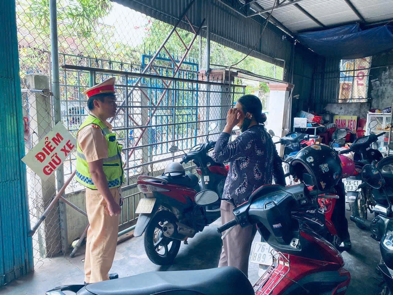 CSGT kiểm tra tại bãi giữ xe bên ngoài Trường THPT Bình Sơn (tỉnh Quảng Ngãi). CSGT kiểm tra tại bãi giữ xe bên ngoài Trường THPT Bình Sơn (tỉnh Quảng Ngãi).