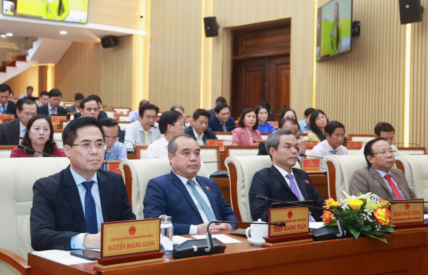 Chủ tịch UBND tỉnh Quảng Ngãi Nguyễn Hoàng Giang tham dự phiên chất vấn. Chủ tịch UBND tỉnh Quảng Ngãi Nguyễn Hoàng Giang tham dự phiên chất vấn.