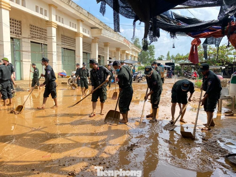 Trên khắp các địa phương của tỉnh Quảng Ngãi, lực lượng công an, dân quân và lực lượng chức năng các địa phương đang khẩn trương dùng máy móc, cơ giới và phương tiện khơi thông kênh mương, cống, rãnh để nước rút nhanh, đồng thời thu dọn bùn, đất, đá, cây cối để phương tiện giao thông qua lại an toàn.