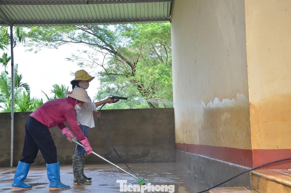 Tại trường Mầm non Hành Dũng (huyện Nghĩa Hành), chính quyền địa phương đã huy động hàng chục chiến sĩ, dân quân trên địa bàn xã cùng lực lượng đoàn thanh niên khẩn trương hỗ trợ trường học dọn dẹp bùn đất, nhanh chóng ổn định và tổ chức giảng dạy trở lại.