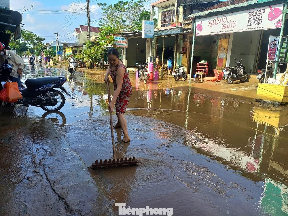 Tại các khu dân cư địa bàn xã Hành Dũng, người dân tranh thủ trời nắng bắt tay vào việc dọn dẹp bùn đất sau lũ để ổn định cuộc sống.