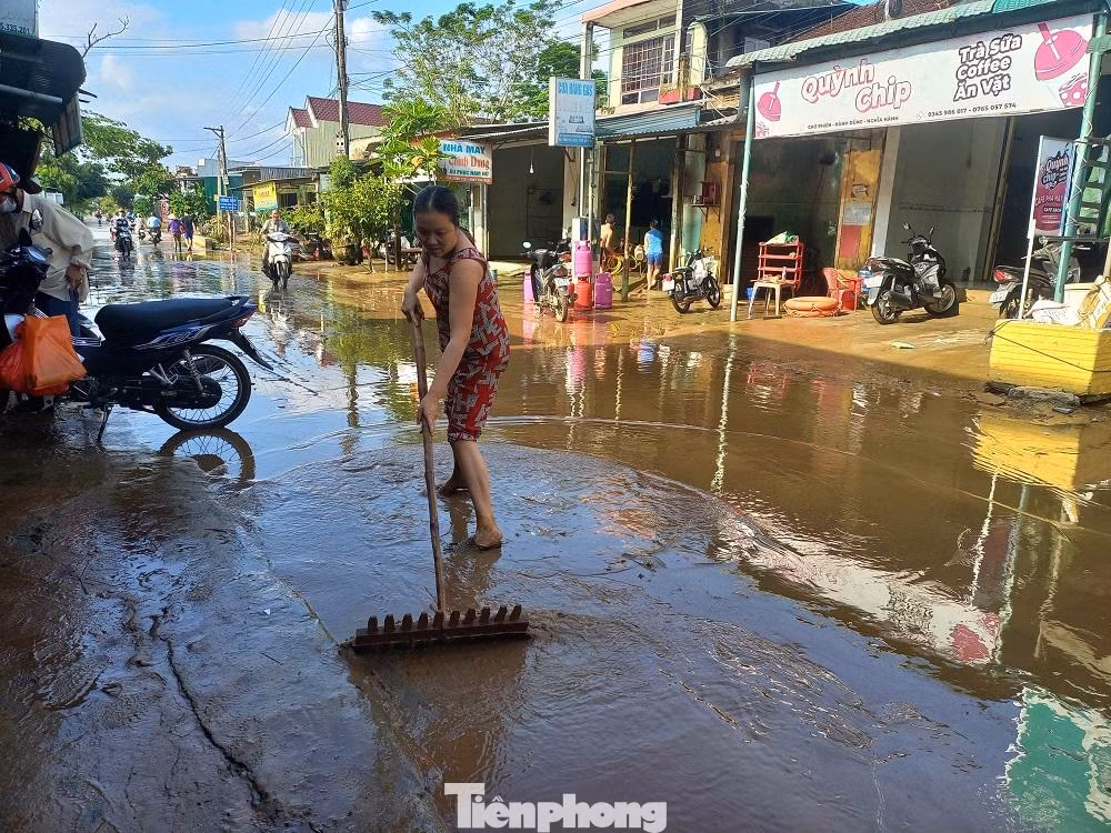 Tại các khu dân cư địa bàn xã Hành Dũng, người dân tranh thủ trời nắng bắt tay vào việc dọn dẹp bùn đất sau lũ để ổn định cuộc sống.